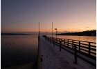 Sonnenuntergang am Starnberger See, Steg mit Schnee bedeckt