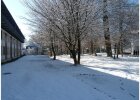 verschneiter Campus, seitlicher Blick auf den C-Bau