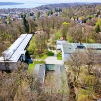 Luftbild auf den Campus, Häuser, Bäume, Starnberger See am Horizont sichtbar Luftbild auf den Campus, Häuser, Bäume, Starnberger See am Horizont sichtbar
