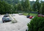 Parkplatz mit Sportplatz