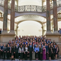Dr. Hans-Joachim Heßler, Präsident des Oberlandesgerichts München und des Bayerischen Verfassungsgerichtshofs, hieß die zahlreichen Studierenden der Rechtspflege im Justizpalast willkommen.  Dr. Hans-Joachim Heßler, Präsident des Oberlandesgerichts München und des Bayerischen Verfassungsgerichtshofs, hieß die zahlreichen Studierenden der Rechtspflege im Justizpalast willkommen.
