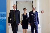 Staatsminister Albert Füracker, der scheidende Präsident Ingbert Hoffmann und die neue Präsidentin Birgit Hensger betreten den Churfürstensaal für den Festakt. 